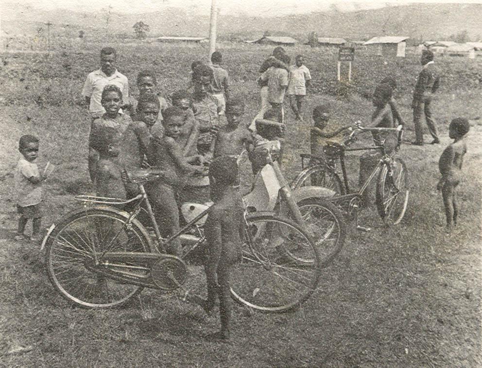 BD/269/1238 -
Groep Papoea-kinderen bekijkt fietsen en brommer