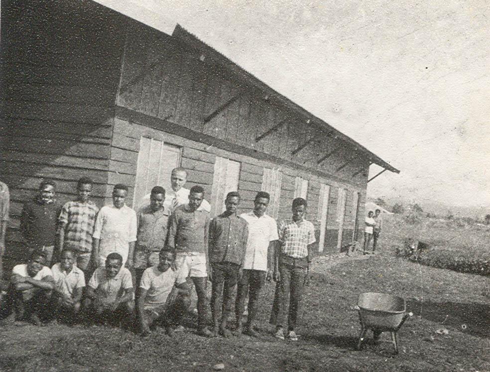 BD/269/1239 -
Franciskaner broeder Henk Blom met Karya Mulia bouwploeg in Wamena