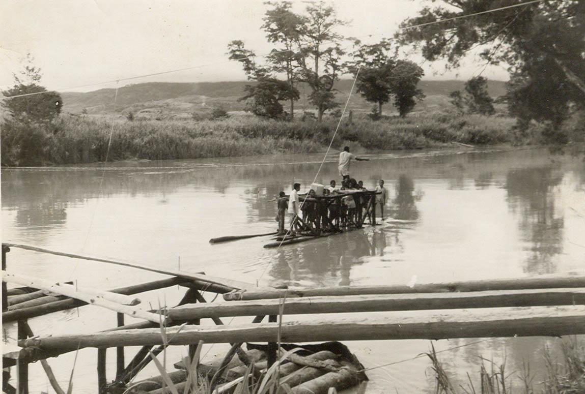 BD/269/1244 - 
Oversteek van een rivier in de Baliem

