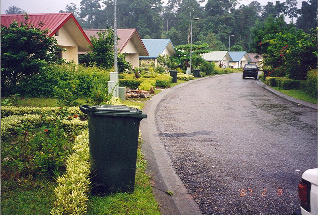 BD/269/1268 -
Straatbeeld met bungalows en Kliko's in Kuala Kencana: suburbia in Papua