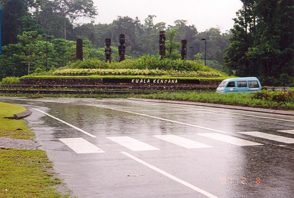 BD/269/1270 -
Rotonde met bisjpalen in Kuala Kencana