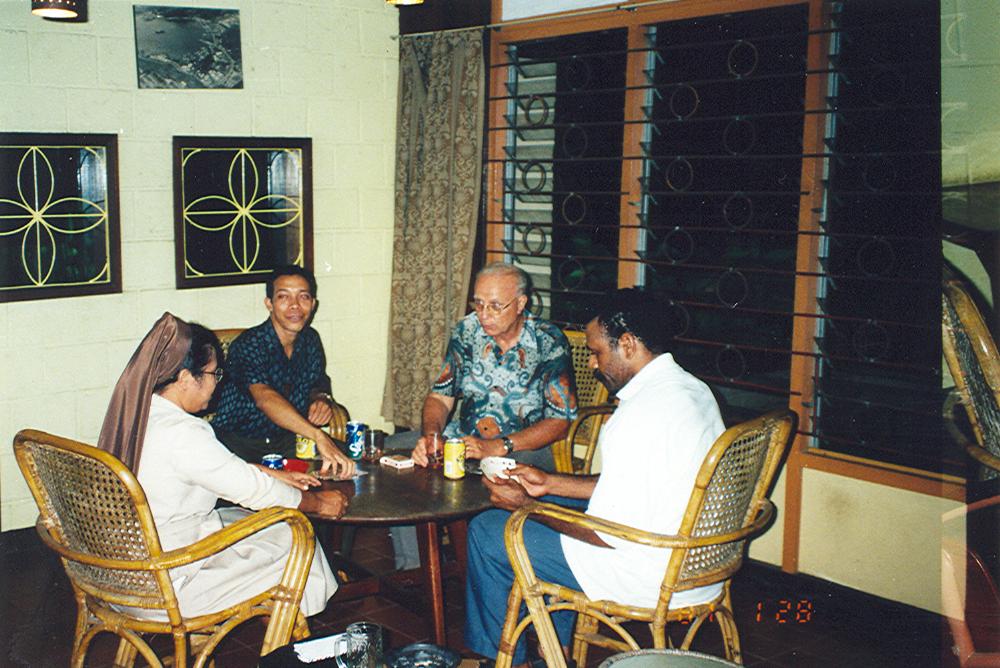 BD/269/801 - 
Zuster met wat mannen aan tafel
