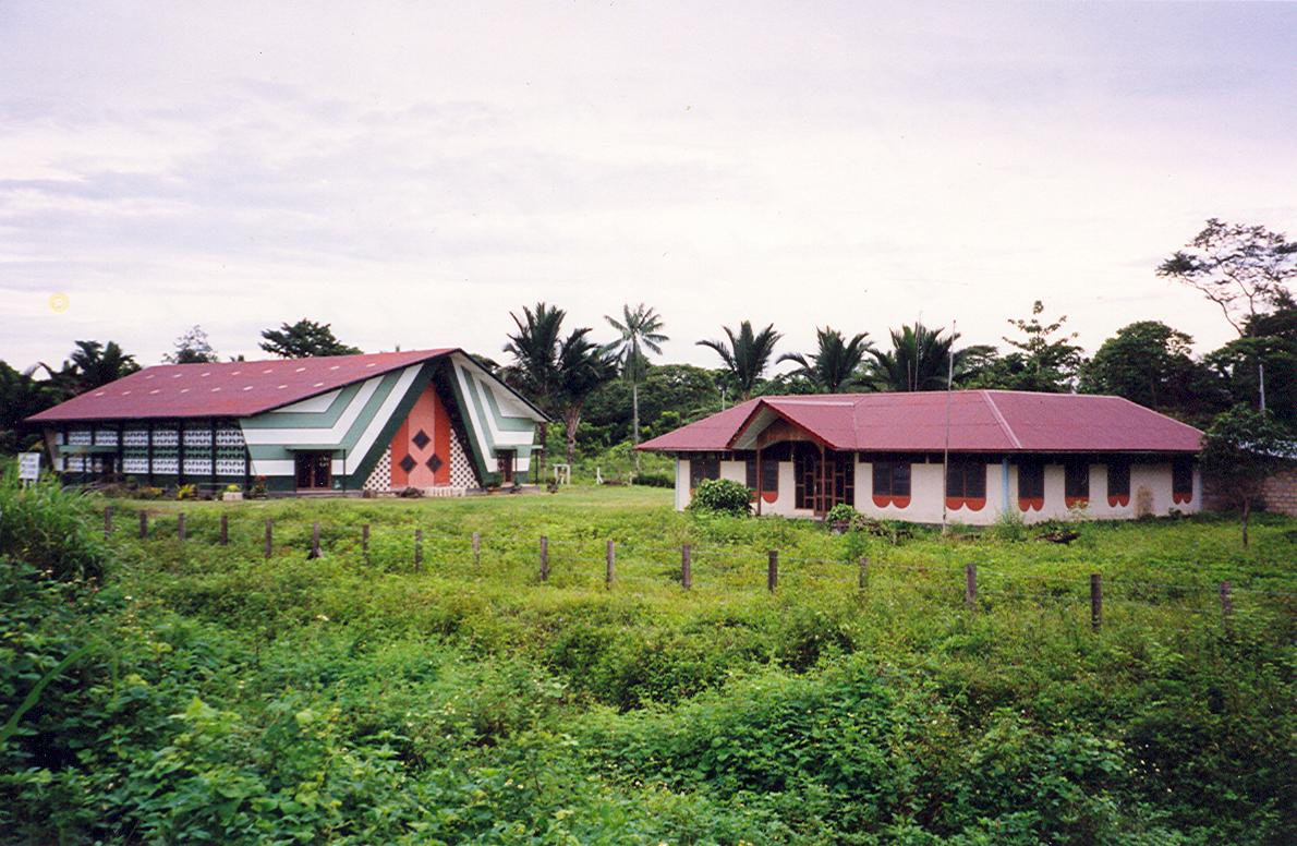 BD/269/811 -
Kerk links en pastorie rechts te Arso