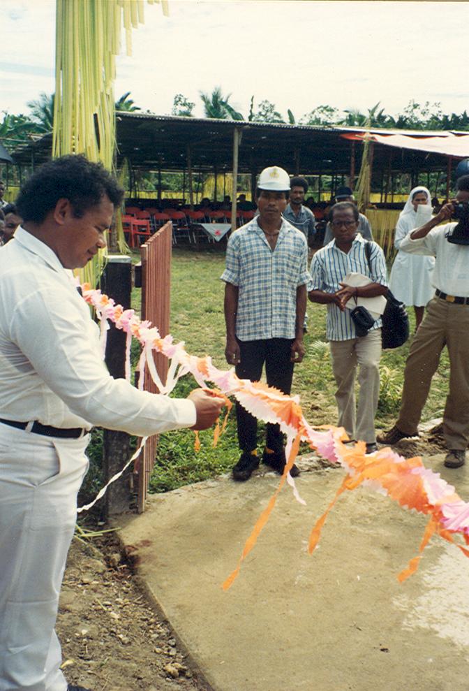 BD/269/901 - 
Kijken of het feestlint strak genoeg zit
