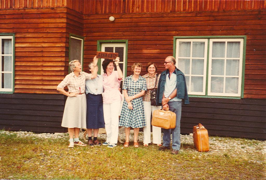 BD/269/904 - 
Dames houden bordje met de tekst &#039;Aparabip&#039; omhoog
