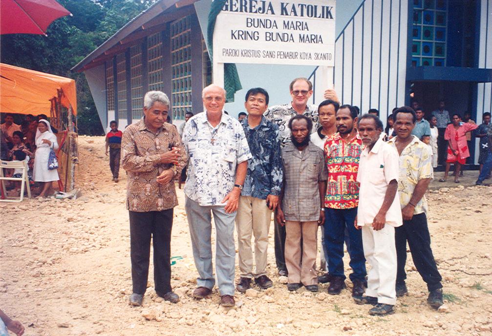 BD/269/934 -
Poseren voor de kerk in Koya Korso
