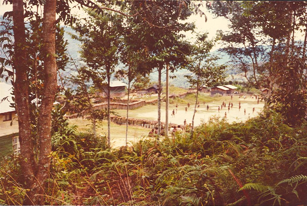 BD/269/970 - 
Overzichtsfoto Bilogai voetballen na de dienst
