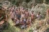 BD/166/14 Groepsfoto met 13 mannen in traditionele en westerse kledij en Bart Vos.