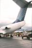 BD/166/251 Bagage bij een toestel van Garuda Indonesia 
