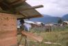 BD/166/40 Indonesische man bouwt aan huis