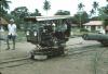 BD/288/106 Locomotief gemaakt van een landrover rijdt over rails