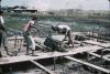 BD/288/47 Mannen storten cement op bouwplaats