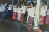 BD/309/69 Dorp Teminabuan, spelend fluitorkest