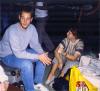 BD/309/73 Dorp Bogor, westerse man en vrouw temidden van bagage. Niet plaatsen, niet in nieuw Guinea 