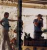 BD/309/80 Dorp Bogor, westerse mensen maken foto's. Niet plaatsen, niet in Nieuw Guinea