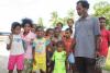 BD/153/78 man met kinderen uit Urmboridori - Sapiori