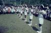 BD/144/251 Koninginnendag, vrouwen in witte uniformen, houten imitatiegeweren