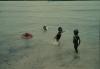BD/144/421 Groepsfoto spelende kinderen in de zee