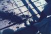 BD/144/422 Vis waaruit iemand met voet water perst