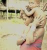BD/144/426 Vrouw met baby op schouders. Dubbel: zie 482