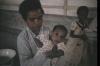 BD/144/525 Polikliniek. Moeder met baby