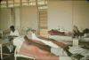 BD/144/527 Polikliniek. Mannen op bed met benen in gips