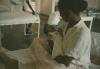 BD/144/585 Polikliniek, moeder met baby