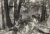 BD/256/73 Vrouwen en kinderen in het bos