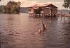 BD/67/192 Huis op palen in het water