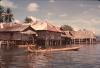 BD/67/193 Huizen op palen in het water