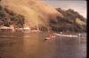 BD/67/197 Bootjes op het water, met op achtergrond een dorp aan het water