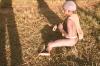 BD/132/20 man met net zittend in het gras