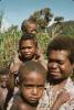 BD/132/241 twee vrouwen en drie kinderen