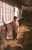 BD/132/98 man naast een huis