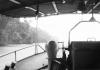 BD/133/147 Op een boot op een rivier