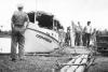 BD/133/217 Groepsfoto bij de boot