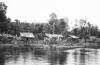 BD/133/231 Nederzetting aan de rivier