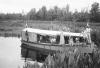 BD/133/270 De motorboot gaat door het riet