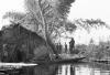 BD/133/291 Tocht Merauke-Kepi-Cook: Hut met prauwen aan het water