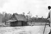 BD/133/314 Tocht Merauke-Kepi-Cook: Hut aan het water