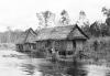 BD/133/316 Tocht Merauke-Kepi-Cook: Hutten aan het water