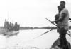 BD/133/317 Tocht Merauke-Kepi-Cook: Papoea's in prauwen op het water