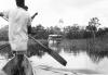 BD/133/320 Tocht Merauke-Kepi-Cook: Varend over het water door het riet