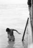 BD/133/386 Man wadend door het water