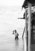 BD/133/387 Man wadend door het water