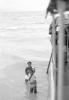 BD/133/388 Mensen wadend door het water