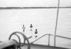 BD/133/389 Mensen wadend door het water