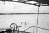 BD/133/390 Mensen wadend door het water