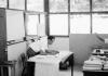 BD/133/697 Functionaris werkend aan bureau in kantoor