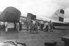BD/133/743 Airstrip met vliegtuig en (westerse) passagiers